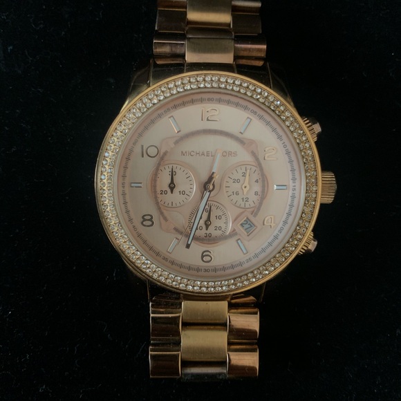 Michael kors oversized rose gold women’s watch. - Picture 2 of 3